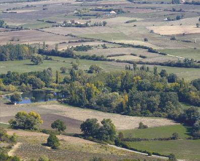 Corridor écologique – Le lac de Monieux depuis laCorridor écologique – Le lac de Monieux depuis la D942 (Vaucluse) D942 (Vaucluse)