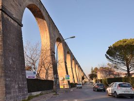  Aqueduc de la D974 (Carpentras - Vaucluse) - Agrandir l'image, .JPG 298,3 Ko (fenêtre modale)